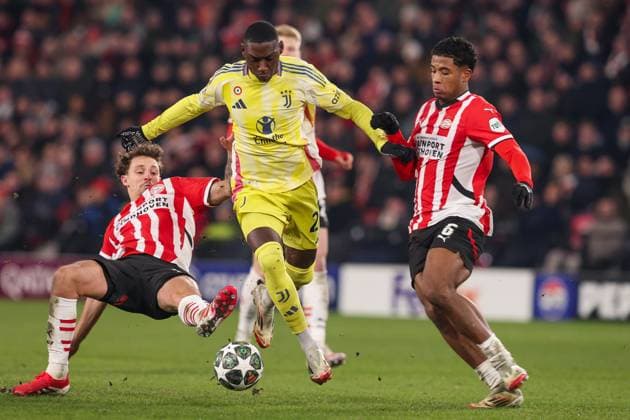 2025-02-19 PSV v Juventus - UEFA Champions League 2024 25 League Knockout Play-off Second Leg EINDHOVEN, NETHERLANDS - FEBRUARY 19: Randal Kolo Muani of Juventus is challenged by Olivier Boscagli of PSV, Ryan Flamingo of PSV during the UEFA Champions League 2024 25 League Knockout Play-off Second Leg match between PSV and Juventus at Philips Stadion on February 19, 2025 in Eindhoven, Netherlands. Eindhoven Philips Stadion Netherlands Content not available for redistribution in The Netherlands directly or indirectly through any third parties. Copyright: xHansxvanxderxValkx
