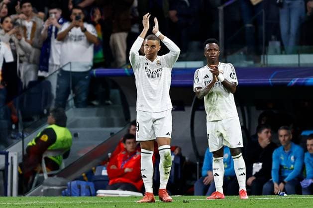 Kylian Mbappà of Real Madrid applauds the fans after they are substituted Real Madrid v Manchester City, UEFA Champions League, Knockout Round Play-offs, Second Leg, Football, Santiago BernaboÆ?Ã?Æ?o Ã? u, Madrid, Spain - 19 Feb 2025 EDITORIAL USE ONLY No use with unauthorised audio, video, data, fixture lists, club league logos or live services. Online in-match use limited to 120 images, no video emulation. No use in betting, games or single club league player publications. Copyright: xRubenxAlbarran Shutterstockx 15137179cf