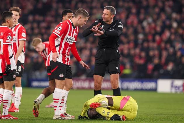 2025-02-19 PSV v Juventus - UEFA Champions League 2024 25 League Knockout Play-off Second Leg EINDHOVEN, NETHERLANDS - FEBRUARY 19: Referee Slavko Vincic in discussion with Joey Veerman of PSV during the UEFA Champions League 2024 25 League Knockout Play-off Second Leg match between PSV and Juventus at Philips Stadion on February 19, 2025 in Eindhoven, Netherlands. Eindhoven Philips Stadion Netherlands Content not available for redistribution in The Netherlands directly or indirectly through any third parties. Copyright: xHansxvanxderxValkx