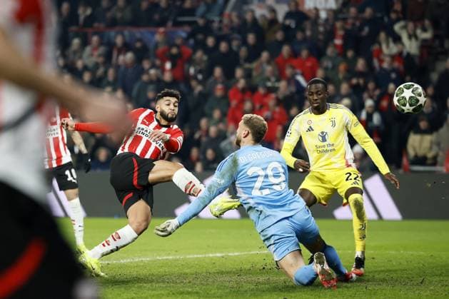 EINDHOVEN - (l-r) Ismael Saibari of PSV Eindhovens scores 2-1, Juventus FC goalkeeper Michele Di Gregorio during the UEFA Champions league Playoff match between PSV Eindhoven and Juventus FC at Phillips stadium on Feb. 19, 2025 in Eindhoven, Netherlands. ANP KOEN VAN WEEL UEFA Champions League 2024 25 League Knockout Play-off Second Leg 2024 25 xVIxANPxSportx xxANPxIVx 520393751 originalFilename: 520393751.jpg