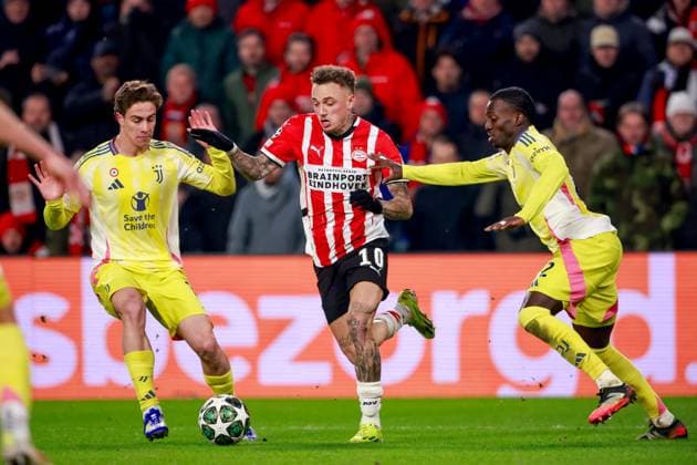 2025-02-19 PSV v Juventus - UEFA Champions League 2024 25 League Knockout Play-off Second Leg EINDHOVEN, NETHERLANDS - FEBRUARY 19: Noa Lang of PSV is challenged by Kenan YÄ±ldÄ±z of Juventus and Timothy Weah of Juventus during the UEFA Champions League 2024 25 League Knockout Play-off Second Leg match between PSV and Juventus at Philips Stadion on February 19, 2025 in Eindhoven, Netherlands. Eindhoven Philips Stadion Netherlands Content not available for redistribution in The Netherlands directly or indirectly through any third parties. Copyright: xBroerxvanxdenxBoomx