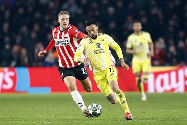 EINDHOVEN - (l-r) Joey Veerman of PSV Eindhoven, Nicolas Ivan Gonzalez of Juventus FC during the UEFA Champions league Playoff match between PSV Eindhoven and Juventus FC at Phillips stadium on Feb. 19, 2025 in Eindhoven, Netherlands. ANP SEM VAN DER WAL UEFA Champions League 2024 25 League Knockout Play-off Second Leg 2024 25 xVIxANPxSportx xxANPxIVx 520397377 originalFilename: 520397377.jpg