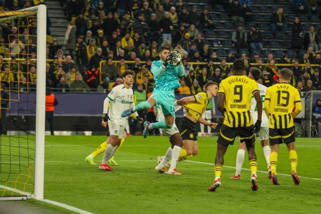 Dortmund, Germany February 19, 2025 Champions League 2024 2025 Borussia Dortmund vs Sporting Lisbon In the picture from left the second goalkeeper Rui Silva Sporting Lisbon holds the ball and prevents a goal for Borussia Dortmund Signal Iduna Park Nordrhein Westfalen Copyright: xFotostandx xFantinix