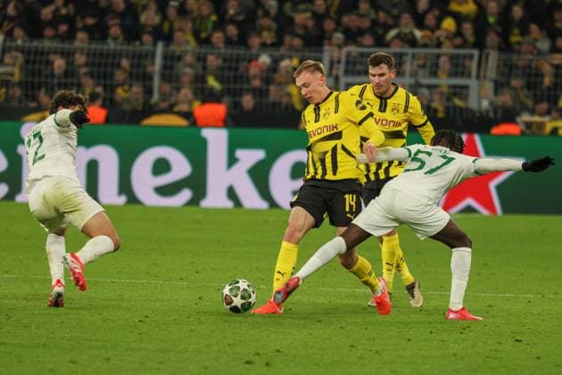 Dortmund, Germany February 19, 2025 Champions League 2024 2025 Borussia Dortmund vs Sporting Lisbon In the picture from left in the duel Maximilian Beier BVB , Pascal Gross BVB and Geovany Quenda Sporting Lisbon Signal Iduna Park North Rhine-Westphalia Copyright: xFotostandx xFantinix