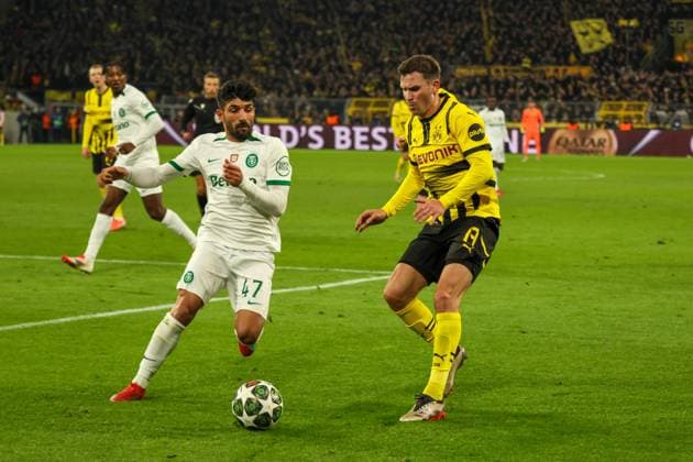 Dortmund, Germany February 19, 2025 Champions League 2024 2025 Borussia Dortmund vs Sporting Lisbon In the picture from left in the duel Ricardo Esgaio Sporting Lisbon and Pascal Gross BVB Signal Iduna Park Nordrhein Westfalen Copyright: xFotostandx xFantinix