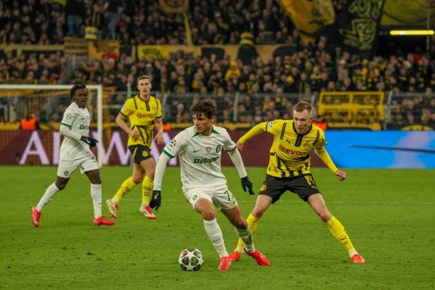 Dortmund, Germany February 19, 2025 Champions League 2024 2025 Borussia Dortmund vs Sporting Lisbon In the picture from left in the duel Eduardo Quaresma Sporting Lisbon and Maximilian Beier BVB Signal Iduna Park North Rhine-Westphalia Copyright: xFotostandx xFantinix