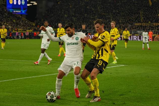 Dortmund, Germany February 19, 2025 Champions League 2024 2025 Borussia Dortmund vs Sporting Lisbon In the picture from left in the duel Ricardo Esgaio Sporting Lisbon and Pascal Gross BVB Signal Iduna Park Nordrhein Westfalen Copyright: xFotostandx xFantinix