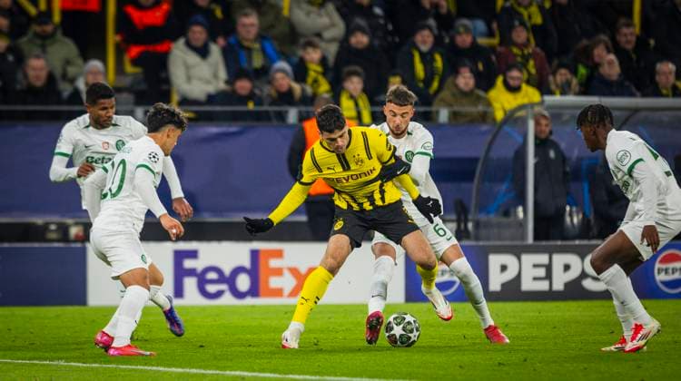Dortmund, Germany 19th Feb 2025 Gio Reyna BvB Zeno Debast SP Borussia Dortmund Sporting Lisbon Borussia Dortmund Sporting Lisbon 19 02 2025