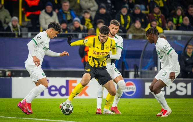 Dortmund, Germany 19th Feb 2025 Gio Reyna BvB Zeno Debast SP Borussia Dortmund Sporting Lisbon Borussia Dortmund Sporting Lisbon 19 02 2025