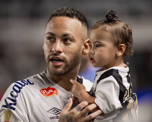 Sport Themen der Woche KW08 Sport Bilder des Tages Match between santos x nordeste Santos (SP), 02 19 2025 - Football Santos x Northwest - Neymar and his daughter, in the pre-match between Santos and Northwest, valid for the 11th round of the Sao Paulo Championship, Series A1 2025, held at the Vila Belmiro stadium, this Wednesday (19). Sao Paulo Brasil Copyright: xWezioxOliveiraxMascarenhasx