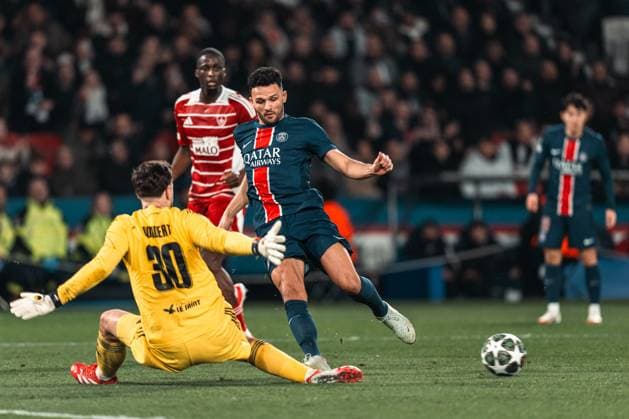 CALCIO - UEFA Champions League - PSG vs Brest Goncalo RAMOS of PSG passing the ball for a goal in front of Gregoire COUDERT of Brest during the UEFA Champions League 2024 25 League Knockout Play-off Second Leg match between Paris Saint-Germain and Stade Brestois 29 at Parc des Princes in Paris, France on February 19, 2025 Paris France  Copyright: xIPAxSport ABACAx