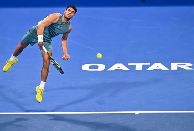 Bilder des Jahres 2025, Sport 02 Februar Sport Themen der Woche KW08 Sport Bilder des Tages ATP, Tennis Herren QATAR EXXONMOBIL OPEN ROUND OF 16 Carlos Alcaraz of Spain competes in her round of 16 match against Luca Nardi of Italy during the ATP Qatar ExxonMobil Open 2025 tennis tournament at the Khalifa International Tennis Complex in Doha, Qatar, on February 19, 2025. DOHA Qatar Copyright: xNOUSHADx
