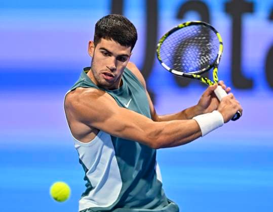 ATP, Tennis Herren QATAR EXXONMOBIL OPEN ROUND OF 16 Carlos Alcaraz of Spain competes in her round of 16 match against Luca Nardi of Italy during the ATP Qatar ExxonMobil Open 2025 tennis tournament at the Khalifa International Tennis Complex in Doha, Qatar, on February 19, 2025. DOHA Qatar Copyright: xNOUSHADx