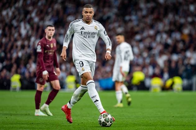 Real Madrid CF vs Manchester City - UEFA Champions League 2024 25 League Knockout Play-off Second Leg Kylian Mbappe of Real Madrid CF in action with the ball during the UEFA Champions League 2024 25 League Knockout Play-off second leg match between Real Madrid C.F. and Manchester City at Estadio Santiago Bernabeu on February 19, 2025 in Madrid, Spain. Madrid Estadio Santiago Bernabeu Madrid Spain Copyright: xAlbertoxGardinx AGardin_20250219_Foot_Champ_Real_Mad_Man_City_0772