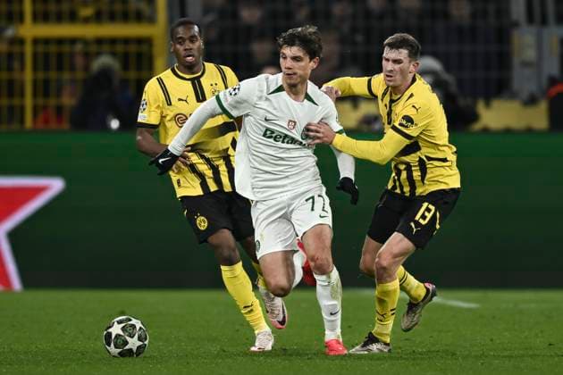 v. li. im Kampf um den Ball Jamie Gittens (Dortmund 43) Eduardo Quaresma (Sporting 72) Pascal Groß ((Dortmund 13) 19.02.2025 Fussball, Champions League, Borussia Dortmund vs Sporting CP, Signal Iduna Park, Dortmund, Copyright: xpepphotox xHorstxMauelshagenx pep00321, pep_20250219_hm_4839