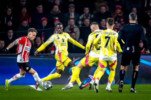 PSV Eindhoven forwarder Noa Lang, Juventus forwarder Timothy Weah during the match PSV Juventus at the Philips stadium for the UEFA Champions League Knockout phase play offs 2nd leg season 2024 2025 in EINDHOVEN, Netherlands on 19 february 2025, photo by Marcel van Dorst EYE4images DeFodi Images Defodi-746