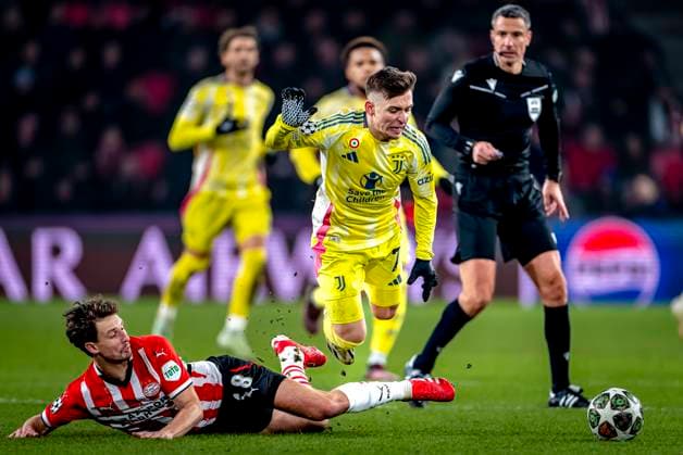 PSV Eindhoven defender Olivier Boscagli, Juventus forwarder Franscisco Conceicao during the match PSV - Juventus at the Philips stadium for the UEFA Champions League - Knockout phase play-offs - 2nd leg season 2024-2025 in EINDHOVEN, Netherlands on 19 february 2025, (photo by Marcel van Dorst EYE4images DeFodi Images) Defodi-746