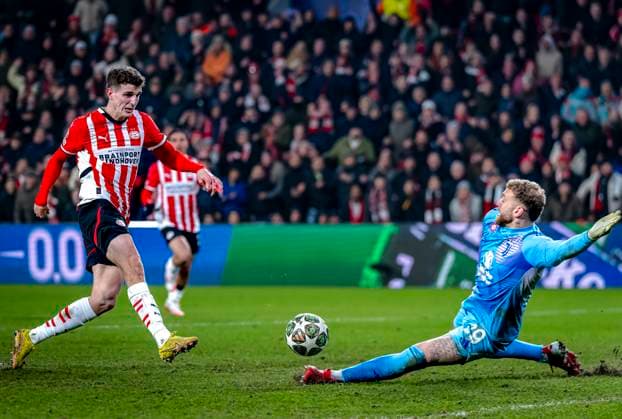 PSV Eindhoven midfielder Guus Til, Juventus goalkeeper Michele Di Gregorio during the match PSV Juventus at the Philips stadium for the UEFA Champions League Knockout phase play offs 2nd leg season 2024 2025 in EINDHOVEN, Netherlands on 19 february 2025, photo by Marcel van Dorst EYE4images DeFodi Images Defodi-746