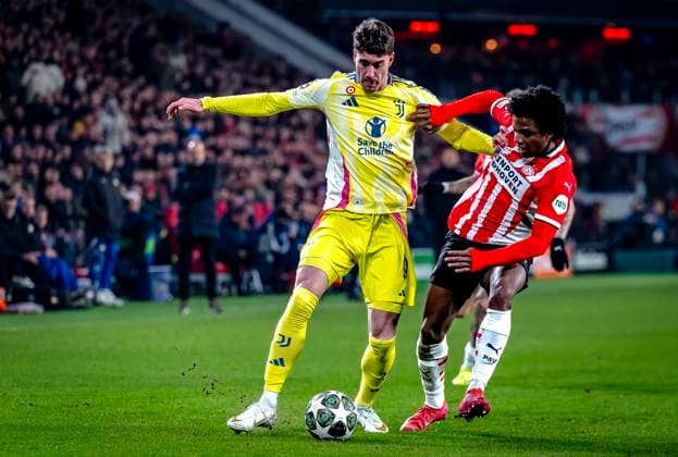 Juventus forwarder Dusan Vlahovic, PSV Eindhoven defender Tyrell Malacia during the match PSV Juventus at the Philips stadium for the UEFA Champions League Knockout phase play offs 2nd leg season 2024 2025 in EINDHOVEN, Netherlands on 19 february 2025, photo by Marcel van Dorst EYE4images DeFodi Images Defodi-746