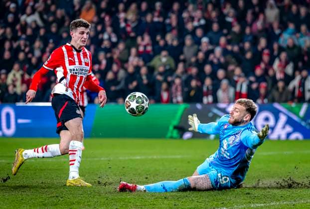 PSV Eindhoven midfielder Guus Til, Juventus goalkeeper Michele Di Gregorio during the match PSV Juventus at the Philips stadium for the UEFA Champions League Knockout phase play offs 2nd leg season 2024 2025 in EINDHOVEN, Netherlands on 19 february 2025, photo by Marcel van Dorst EYE4images DeFodi Images Defodi-746