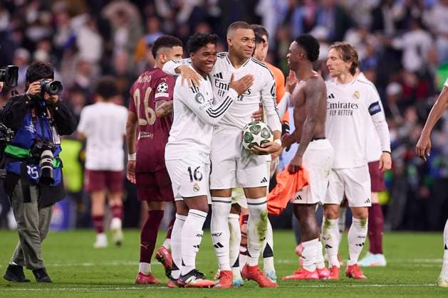 Real Madrid CF vs Manchester City in Madrid, Spain - 19 Feb 2025 Endrick Felipe Moreira de Sousa, known as Endrick (L) of Real Madrid CF and Kylian Mbappe (R) of Real Madrid CF seen in action during the 2024 2025 UEFA Champions League Knockout Play-off second leg match between Real Madrid CF and Manchester City at Santiago Bernabeu stadium. Final score Real Madrid CF 3 : 1 Manchester City Madrid Spain Copyright: xFedericoxTitonex xSOPAxImagesx FTITONE_0050