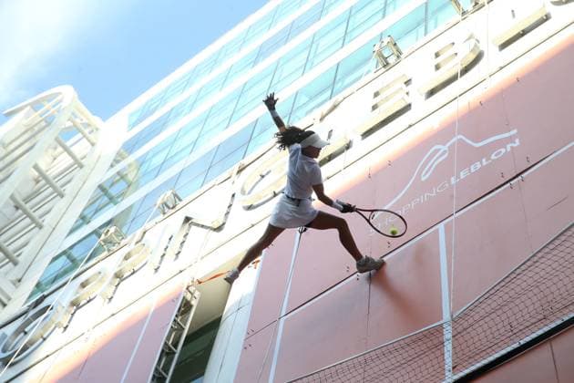 Sport Bilder des Tages February 19, 2025, Rio De Janeiro, Brazil: Brazilian vertical dance and aerial circus group, Cia Base plays vertical tennis on a building wall in Rio. Known for its innovative performances combining acrobatics and dance on vertical surfaces, the circus brought its gravity-defying show to Shopping Leblon as part of the Rio Open tennis celebrations. Rio De Janeiro Brazil - ZUMAk251 20250219_znp_k251_007 Copyright: xBobxKarpx