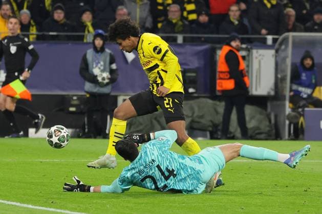 (250220) -- DORTMUND, Feb. 20, 2025 -- Karim Adeyemi (top) of Borussia Dortmund vies with Rui Silva, goalkeeper of Sporting CP, during the UEFA Champions League knockout phase play-off second leg football match between Borussia Dortmund and Sporting CP in Dortmund, Germany, Feb. 19, 2025. (Photo by Xinhua) (SP)GERMANY-DORTMUND-FOOTBALL-UEFA CHAMPIONS LEAGUE-DORTMUND VS SPORTING CP JoachimxBywaletz 