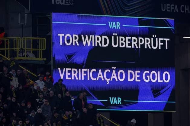 19 02 2025, Football, UEFA Champions League, Borussia Dortmund Sporting Lisbon, Signal Iduna Park, Knockout phase play offs, Season 2024 2025 Scoreboard review of Emre Cans offside goal BVB 23 North Rhine-Westphalia Germany