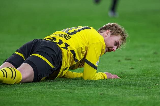 19 02 2025, Football, UEFA Champions League, Borussia Dortmund Sporting Lisbon, Signal Iduna Park, Knockout phase play offs, Season 2024 2025 Julian Brandt BVB 10 lies disappointed on the pitch Disappointment North Rhine-Westphalia Germany