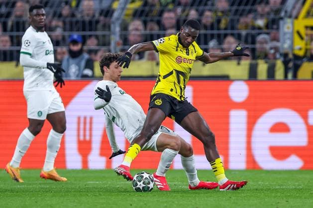 19 02 2025, Football, UEFA Champions League, Borussia Dortmund Sporting Lisbon, Signal Iduna Park, Knockout phase play offs, Season 2024 2025 Eduardo Quaresma Sporting 72 in duel against Serhou Guirassy BVB 9 North Rhine-Westphalia Germany
