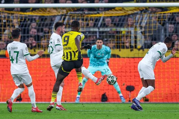 19 02 2025, Football, UEFA Champions League, Borussia Dortmund Sporting Lisbon, Signal Iduna Park, Knockout phase play offs, Season 2024 2025 Ricardo Esgaio Sporting 47 Goncalo Inacio Sporting 25 Matheus Reis Sporting 2 in duel against Serhou Guirassy BVB 9 in front of goalkeeper Rui Silva Sporting 24 North Rhine-Westphalia Germany