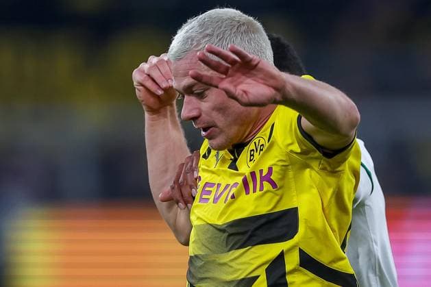 19 02 2025, Football, UEFA Champions League, Borussia Dortmund Sporting Lisbon, Signal Iduna Park, Knockout phase play offs, Season 2024 2025 Julian Ryerson BVB 26 in duel North Rhine-Westphalia Germany