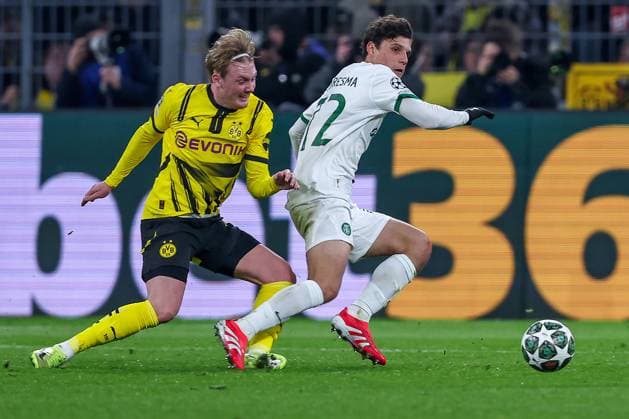 19 02 2025, Football, UEFA Champions League, Borussia Dortmund Sporting Lisbon, Signal Iduna Park, Knockout phase play offs, Season 2024 2025 Julian Brandt BVB 10 in duel against Eduardo Quaresma Sporting 72 North Rhine-Westphalia Germany