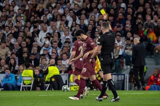 UCL Real Madrid Vs Manchester City in Madrid, Spain - 19 Feb 2025 ?lkay Gündo?an of Manchester City receives a yellow card during the UEFA Champions League play-off second leg match between Real Madrid and Manchester City at the Santiago Bernabéu stadium. Final result: Real Madrid 3:1 Manchester City Madrid Spain Copyright: xDavidxCanalesx xSOPAxImagesx DCUCLRMMCITY250219-21