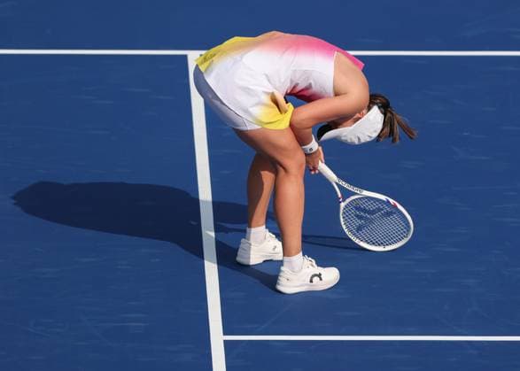 Iga Swiatek POL reacts angry,anger,disappointed,disappointment,emotion, Dubai Duty Free Tennis Championships, Dubai, U A E Copyright: xJuergenxHasenkopfx