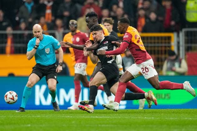 2025-02-20 Galatasaray v AZ Alkmaar - UEFA Europa League 2024 25 League Knockout Play-off Second Leg ISTANBUL, TURKEY - FEBRUARY 20: Mayckel Lahdo of AZ Alkmaar and Carlos Cuesta of Galatasaray battle for possession during a UEFA Europa League 2024 25 League Knockout Play-off Second Leg match between Galatasaray and AZ Alkmaar at RAMS Park on February 20, 2025 in Istanbul, Turkey. Istanbul RAMS Park Turkey Content not available for redistribution in The Netherlands directly or indirectly through any third parties. Copyright: xEdxvanxdexPolx