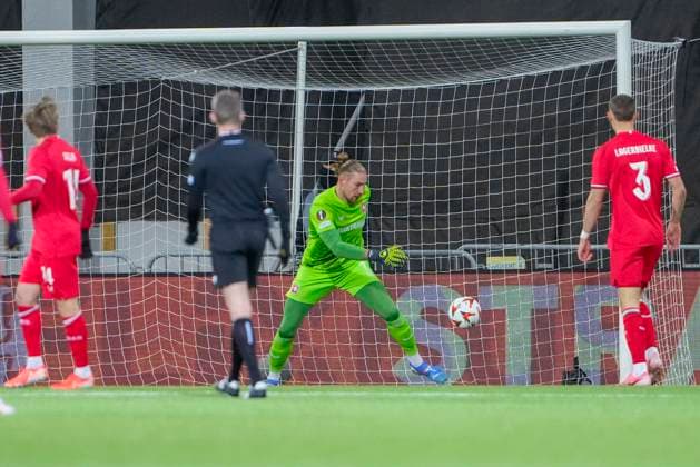 Football, Europa League Bodo Glimt Twente Bodo 20250220 Twentes goalkeeper Lars Unnerstall during the Europa League match between Bodo Glimt and Twente at Aspmyra Stadium Photo Fredrik Varfjell NTB Bodo Norge EDITORIAL USE ONLY RESTRICTED USE FOR BETTING COMPANIES  Copyright: xFredrikxVarfjellx xNTBx