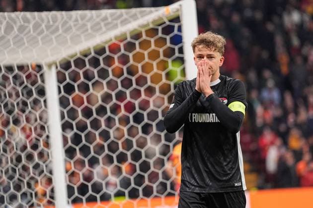 2025-02-20 Galatasaray v AZ Alkmaar - UEFA Europa League 2024 25 League Knockout Play-off Second Leg ISTANBUL, TURKEY - FEBRUARY 20: Sven Mijnans of AZ Alkmaar looks dejected during a UEFA Europa League 2024 25 League Knockout Play-off Second Leg match between Galatasaray and AZ Alkmaar at RAMS Park on February 20, 2025 in Istanbul, Turkey. Istanbul RAMS Park Turkey Content not available for redistribution in The Netherlands directly or indirectly through any third parties. Copyright: xEdxvanxdexPolx