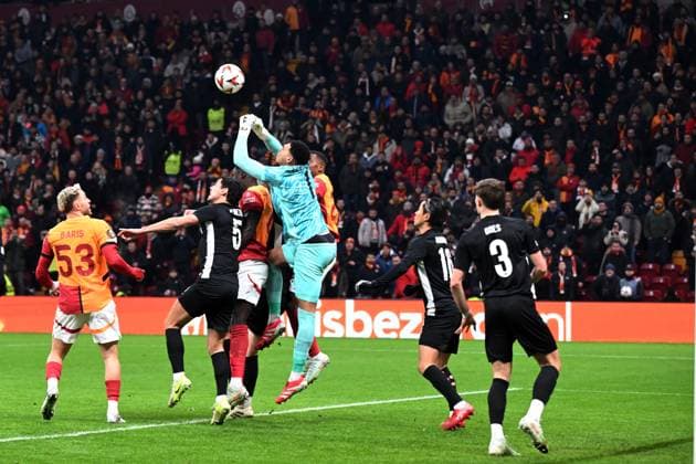 ISTANBUL - AZ goalkeeper Rome-Jayden Owusu-Oduro during the Europa League playoff match between Galatasaray SK and AZ Alkmaar at the Ali Sami Yen Spor Kompleksi stadium on Feb. 20, 2025 in Istanbul, Turkey. ANP UEFA Europa League 2024 25 League Knockout Play-off Second Leg 2024 25 xVIxANPxSportx xxANPxIVx 520454695 originalFilename: 520454695.jpg