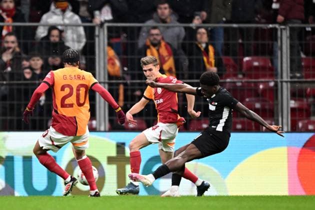 ISTANBUL - (l-r) Gabriel Sara of Galatasaray SK, Lucas Torreira of Galatasaray SK, Ernest Poku of AZ Alkmaar during the Europa League playoff match between Galatasaray SK and AZ Alkmaar at the Ali Sami Yen Spor Kompleksi stadium on Feb. 20, 2025 in Istanbul, Turkey. ANP UEFA Europa League 2024 25 League Knockout Play-off Second Leg 2024 25 xVIxANPxSportx xxANPxIVx 520454885 originalFilename: 520454885.jpg