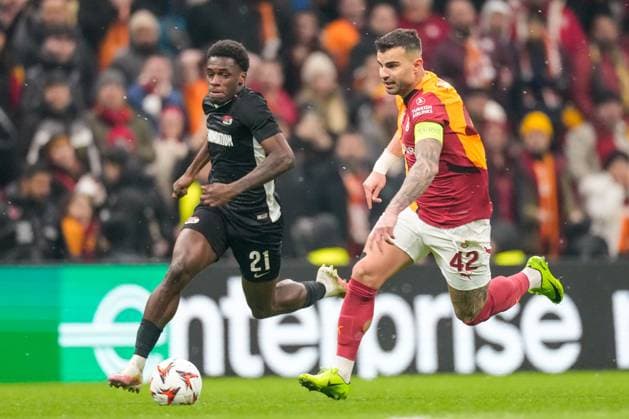 2025-02-20 Galatasaray v AZ Alkmaar - UEFA Europa League 2024 25 League Knockout Play-off Second Leg ISTANBUL, TURKEY - FEBRUARY 20: Ernest Poku of AZ Alkmaar and Abdülkerim BardakcÄ± of Galatasaray battle for possession during a UEFA Europa League 2024 25 League Knockout Play-off Second Leg match between Galatasaray and AZ Alkmaar at RAMS Park on February 20, 2025 in Istanbul, Turkey. Istanbul RAMS Park Turkey Content not available for redistribution in The Netherlands directly or indirectly through any third parties. Copyright: xEdxvanxdexPolx