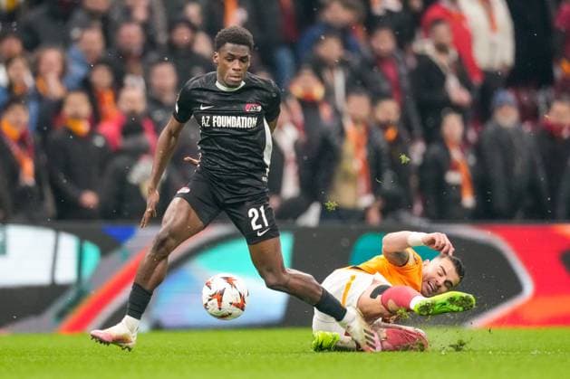 2025-02-20 Galatasaray v AZ Alkmaar - UEFA Europa League 2024 25 League Knockout Play-off Second Leg ISTANBUL, TURKEY - FEBRUARY 20: Ernest Poku of AZ Alkmaar and Abdülkerim BardakcÄ± of Galatasaray battle for possession during a UEFA Europa League 2024 25 League Knockout Play-off Second Leg match between Galatasaray and AZ Alkmaar at RAMS Park on February 20, 2025 in Istanbul, Turkey. Istanbul RAMS Park Turkey Content not available for redistribution in The Netherlands directly or indirectly through any third parties. Copyright: xEdxvanxdexPolx