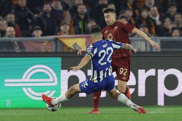 EFA Europa League Knockout Phase Playoff - Second Leg between AS Roma vs Porto Roma™s Italian forward Stephan El Shaarawy challenges for the ball with Porto™s Argentinian midfielder Alan Varela during UEFA Europa League Knockout Phase Playoff - Second Leg between AS Roma vs Porto at Olimpico stadium on February 20, 2025 in Rome, Italy. ABPH9729 Copyright: xAntonioxBalascox