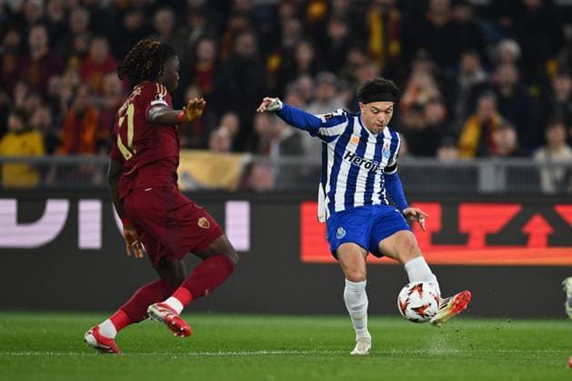 Manu Kone of A.S. Roma and Pepe of F.C. Porto are in action during the 2024 25 UEFA Europa League knockout play-off second leg match between A.S. Roma and F.C. Porto at Olympic Stadium on February 20, 2025 in Rome, Italy.  Copyright: xDomenicoxCippitelli IPAxSportx xipa-agency.netx xx IPA_54332876 IPA_Agency_IPA54332876