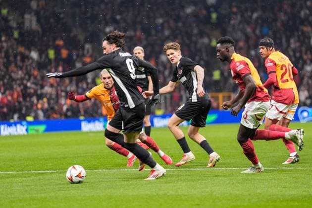 2025-02-20 Galatasaray v AZ Alkmaar - UEFA Europa League 2024 25 League Knockout Play-off Second Leg ISTANBUL, TURKEY - FEBRUARY 20: Troy Parrott of AZ Alkmaar runs with the ball during a UEFA Europa League 2024 25 League Knockout Play-off Second Leg match between Galatasaray and AZ Alkmaar at RAMS Park on February 20, 2025 in Istanbul, Turkey. Istanbul RAMS Park Turkey Content not available for redistribution in The Netherlands directly or indirectly through any third parties. Copyright: xEdxvanxdexPolx