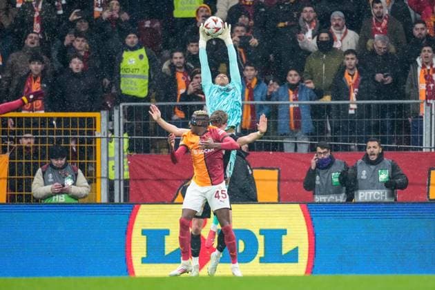 2025-02-20 Galatasaray v AZ Alkmaar - UEFA Europa League 2024 25 League Knockout Play-off Second Leg ISTANBUL, TURKEY - FEBRUARY 20: Goalkeeper Rome-Jayden Owusu-Oduro of AZ Alkmaar makes a save during a UEFA Europa League 2024 25 League Knockout Play-off Second Leg match between Galatasaray and AZ Alkmaar at RAMS Park on February 20, 2025 in Istanbul, Turkey. Istanbul RAMS Park Turkey Content not available for redistribution in The Netherlands directly or indirectly through any third parties. Copyright: xEdxvanxdexPolx