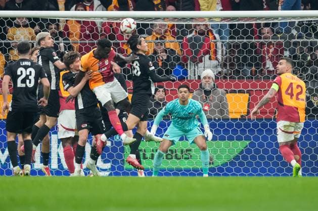 2025-02-20 Galatasaray v AZ Alkmaar - UEFA Europa League 2024 25 League Knockout Play-off Second Leg ISTANBUL, TURKEY - FEBRUARY 20: Goalkeeper Rome-Jayden Owusu-Oduro of AZ Alkmaar looks on during a UEFA Europa League 2024 25 League Knockout Play-off Second Leg match between Galatasaray and AZ Alkmaar at RAMS Park on February 20, 2025 in Istanbul, Turkey. Istanbul RAMS Park Turkey Content not available for redistribution in The Netherlands directly or indirectly through any third parties. Copyright: xEdxvanxdexPolx