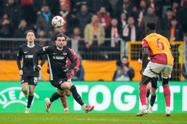 2025-02-20 Galatasaray v AZ Alkmaar - UEFA Europa League 2024 25 League Knockout Play-off Second Leg ISTANBUL, TURKEY - FEBRUARY 20: Troy Parrott of AZ Alkmaar runs with the ball during a UEFA Europa League 2024 25 League Knockout Play-off Second Leg match between Galatasaray and AZ Alkmaar at RAMS Park on February 20, 2025 in Istanbul, Turkey. Istanbul RAMS Park Turkey Content not available for redistribution in The Netherlands directly or indirectly through any third parties. Copyright: xEdxvanxdexPolx