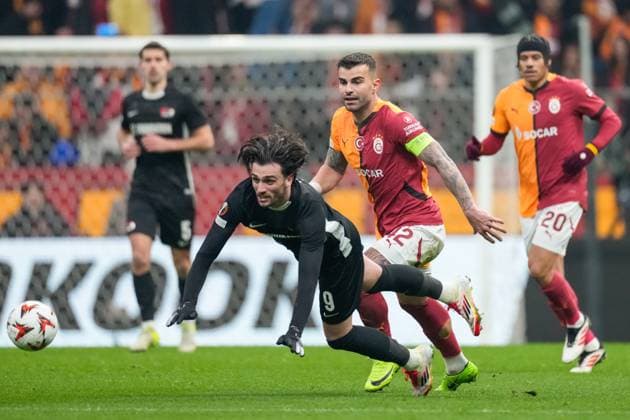 2025-02-20 Galatasaray v AZ Alkmaar - UEFA Europa League 2024 25 League Knockout Play-off Second Leg ISTANBUL, TURKEY - FEBRUARY 20: Troy Parrott of AZ Alkmaar runs with the ball during a UEFA Europa League 2024 25 League Knockout Play-off Second Leg match between Galatasaray and AZ Alkmaar at RAMS Park on February 20, 2025 in Istanbul, Turkey. Istanbul RAMS Park Turkey Content not available for redistribution in The Netherlands directly or indirectly through any third parties. Copyright: xEdxvanxdexPolx