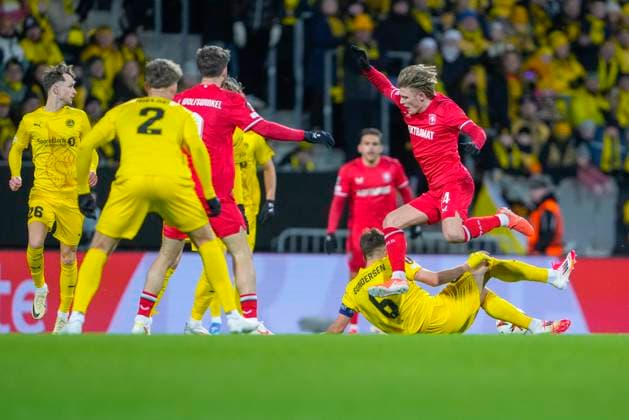 Football, European League Bodo Glimt Twente Bodo 20250220 Twentes Sem Steijn and Bodo Glimts Jostein Gundersen during the European League football match between Bodo Glimt and Twente at Aspmyra Stadium Photo Fredrik Varfjell NTB Bodo Norge EDITORIAL USE ONLY RESTRICTED USE FOR BETTING COMPANIES  Copyright: xFredrikxVarfjellx xNTBx